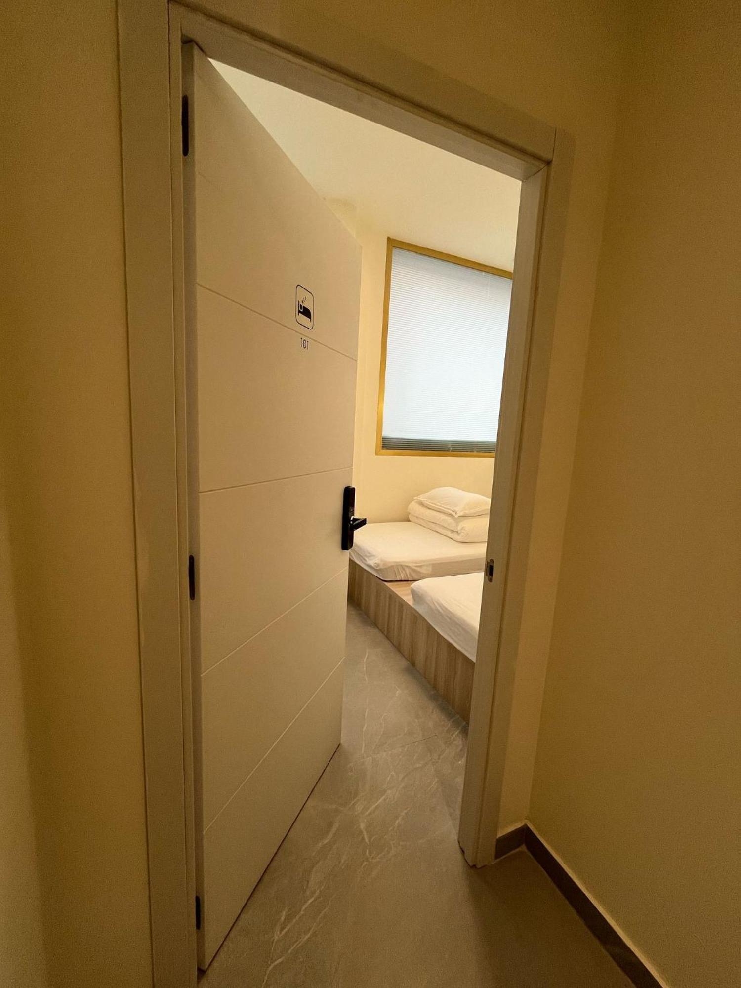 Unplan Hostel Мадрид Екстер'єр фото